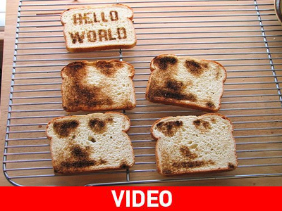 Φτιάχνοντας σχέδια πάνω σε φρυγανισμένο ψωμί