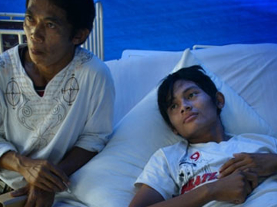 Απίστευτο: Με πριόνι έκοψε το πόδι του και ελευθερώθηκε