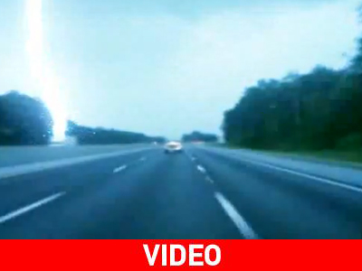 Κεραυνός χτυπάει φορτηγό