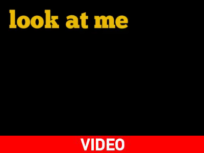 Κοίτα με… κοίτα με… μην αποστρέφεις το βλέμμα σου… κοίτα με…