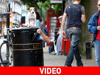 Παίζει κιθάρα μέσα σε έναν… σκουπιδοτενεκέ