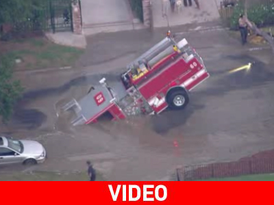 Πυροσβεστικό όχημα «βούλιαξε» στην άσφαλτο