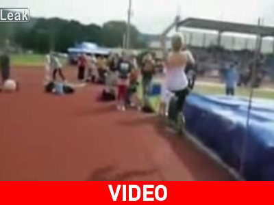 Ξανθιά… προπονείται στο άλμα εις ύψος Ξανθιά… προπονείται στο άλμα εις ύψος