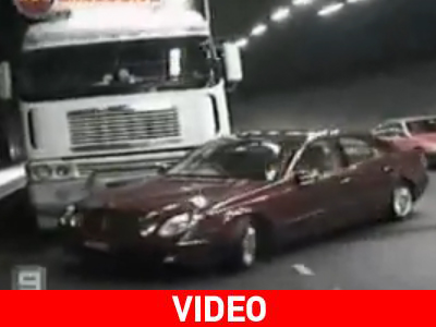 Νταλίκα παρασύρει αυτοκίνητο… μέρος 2ο Νταλίκα παρασύρει αυτοκίνητο… μέρος 2ο