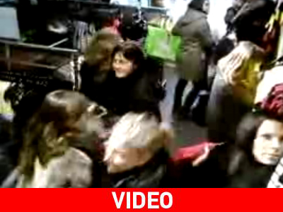 Κατάστημα ρούχων + εκπτώσεις + πολλές γυναίκες = Χάος