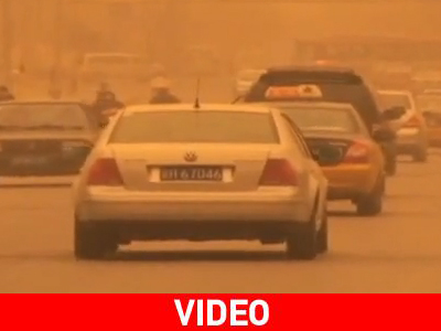 Θύελλα σκόνης «κοκκίνισε» τον ουρανό του Πεκίνου