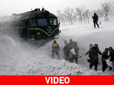 Θρήνος και κυκλοφοριακό χάος στην Κίνα από τις χιονοθύελλες