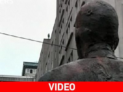 Αγάλματα αγναντεύουν τον ορίζοντα της Νέας Υόρκης