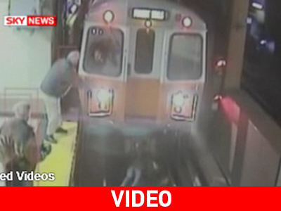 Έπεσε στις ράγες και γλίτωσε την τελευταία στιγμή