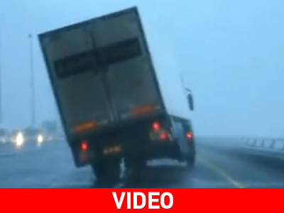 Το πήρε και το σήκωσε το φορτηγό… κυριολεκτικά