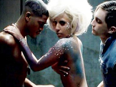 Προκαλεί ξανά η Lady Gaga