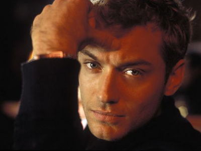 Τρεις μήνες θα κάνει να δει το παιδί του ο Jude Law