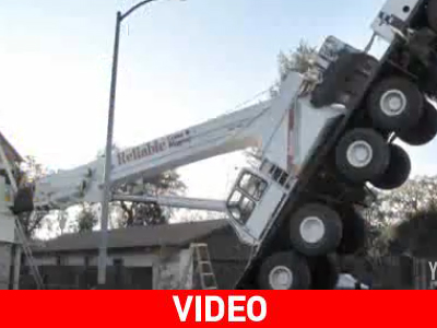 Γερανός έκοψε σπίτι στα δύο