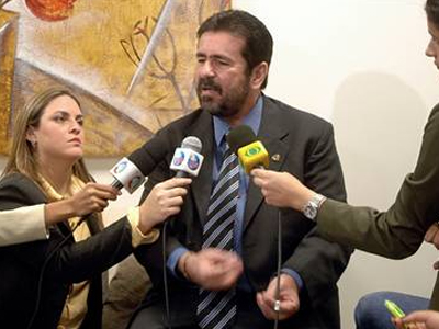 Παραδόθηκε ο παρουσιαστής που «σκότωνε» για ένα καλό ρεπορτάζ