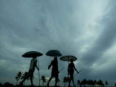 Υποχωρεί η απειλή του κυκλώνα στην Ινδία
