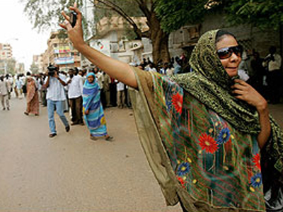 Ελεύθερη η δημοσιογράφος που φορούσε παντελόνια