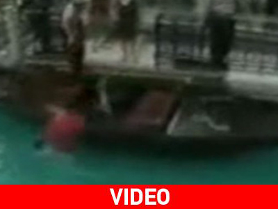 Μια ρομαντική… βουτιά με γόνδολα