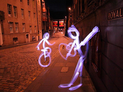 Εκπληκτικές εικόνες graffiti με σπρέι από… φως