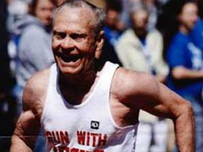 Ηλικιωμένος μαραθωνοδρόμος με… καθετήρα