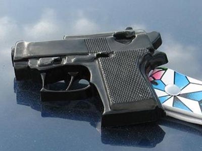 Κρίσιμες ώρες για 2χρονη που πυροβολήθηκε από τον 4χρονο αδερφό της