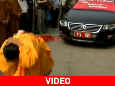 Οκτώ αυτοκίνητα… τραβηγμένα απ’ τα μαλλιά