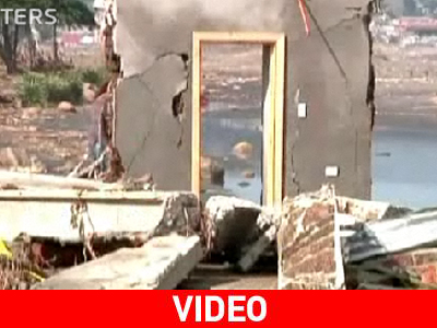 Η στιγμή που χτύπησε το τσουνάμι