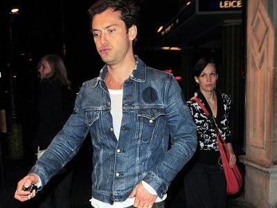 Ο Jude Law στο δρόμο που «χάραξε» ο Πασχάλης