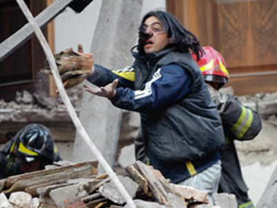 Αγνοούμενοι στα ερείπια κτιρίου