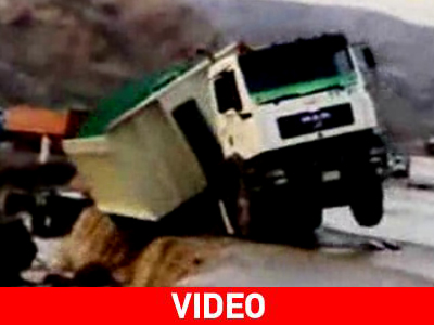 Το πήρε (το φορτηγό) και το σήκωσε (ο χείμαρρος)