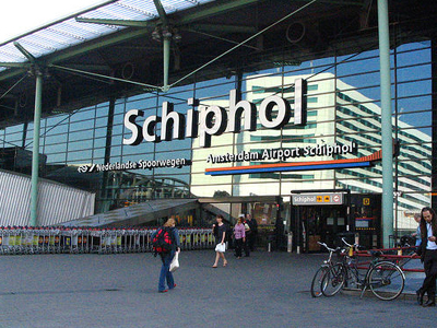 Επιβάτης αεροπλάνου με γεμάτο πιστόλι