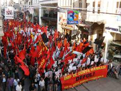 Εκατοντάδες στους δρόμους της Κωνσταντινούπολης