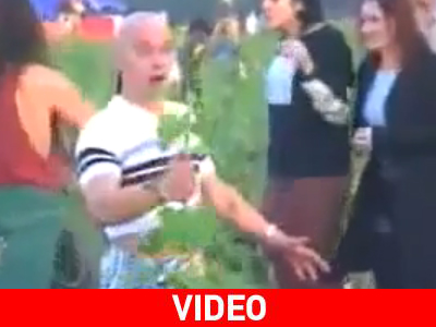 Χορεύοντας με το αγαπημένο του λουλούδι…