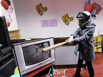 Σκίιιστε! Σπάααστε! Λυσάααξτε!