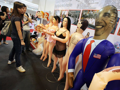 Ο Ομπάμα τώρα και σε φουσκωτή κούκλα σεξ