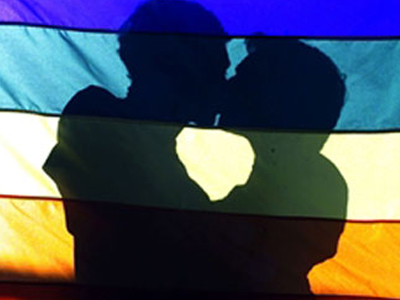 Απαγορεύθηκε έκθεση φωτογραφιών με φιλιά μεταξύ ομοφυλόφιλων