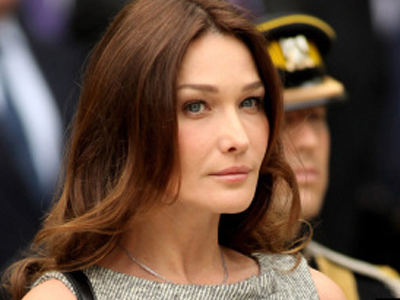 Ιρανικά ΜΜΕ αποκαλούν «πόρνη» την Κάρλα Μπρούνι