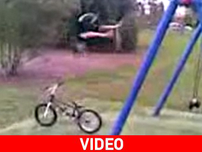 Ανάποδη εναέρια τούμπα από κούνια και προσγείωση στη σέλα…