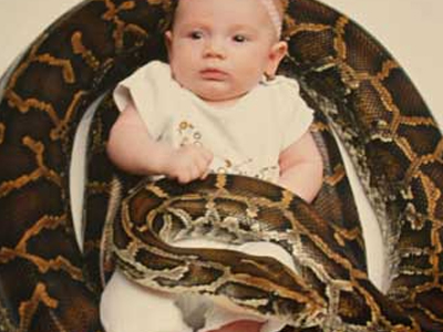 Σάλος από τη φωτογραφία βρέφους στην αγκαλιά… πύθωνα