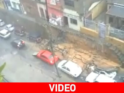 Τοίχος καταρρέει από τη βροχή και καταπλακώνει αυτοκίνητα