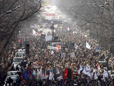 Στους δρόμους οι Γάλλοι για τις μεταρρυθμίσεις σε Υγεία – Παιδεία