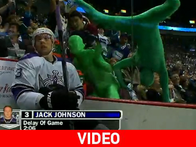 Πράσινα ανθρωπάκια σε αγώνα χόκεϊ Πράσινα ανθρωπάκια σε αγώνα χόκεϊ