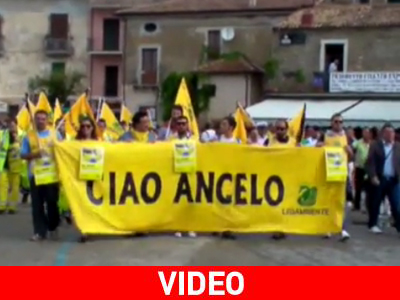 Κοσμοσυρροή στο τελευταίο «αντίο» στον δήμαρχο που σκότωσε η μαφία