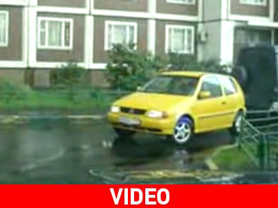 Γυναίκα οδηγός παρκάρει