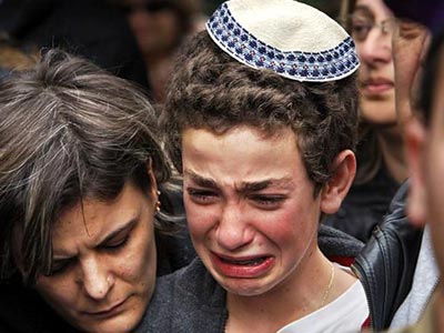 Εκατοντάδες «αποχαιρέτησαν» τα θύματα της επίθεσης κατά ομοφυλόφιλων