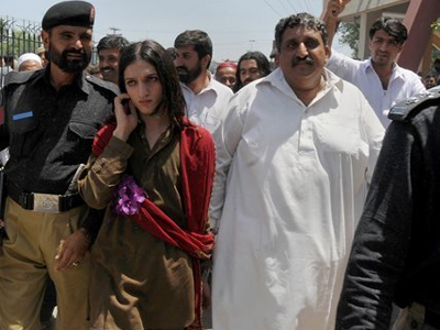 Συλλήψεις καλεσμένων σε γάμο μεσήλικα με νεαρό ευνούχο