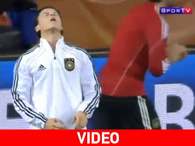 Τι κοιτάζει ο παικταράς;