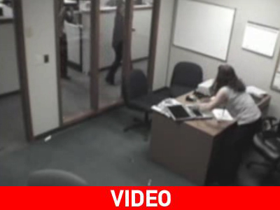 Υπάλληλος κάνει γυαλιά-καρφιά το γραφείο του προϊσταμένου