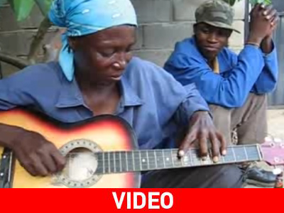 Παίζει κιθάρα… ανάποδα