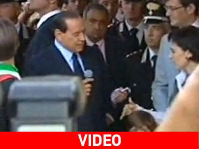 «Ποδαρικό» Berlusconi στα νέα σπίτια των σεισμόπληκτων