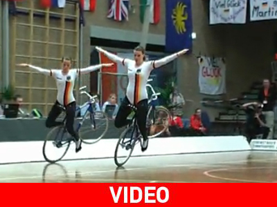 Χορεύοντας με τα ποδήλατα Χορεύοντας με τα ποδήλατα